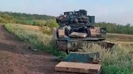 Появилось видео с M2 Bradley ВСУ, у которой взрывом оторвало лобовую броню Появилось видео с M2 Bradley ВСУ, у которой взрывом оторвало лобовую броню