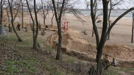 На мариупольском пляже «Песчанка» окопы и блиндажи ВСУ заливает морская вода