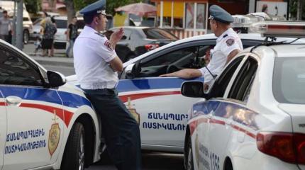Вооруженные люди захватили здание полиции в Ереване Вооруженные люди захватили здание полиции в Ереване