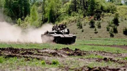 Появились фото поставленных ВСУ шведских БМП CV90 с "раскладушками" Появились фото поставленных ВСУ шведских БМП CV90 с "раскладушками"