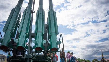 Российские военные вновь пообещали принять на вооружение «Бук-М3» Российские военные вновь пообещали принять на вооружение «Бук-М3»