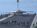 Боевой беспилотник X-47B на борту авианосца ВМС США