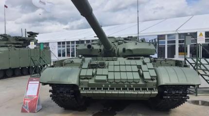 Танки-ветераны дают газу: Т-62М удивляет ускорением на шоссе