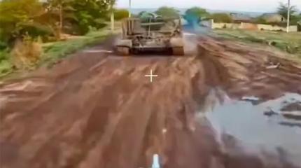 Дрон снял точное попадание в механика-водителя бронемашины на базе Т-72 ВСУ Дрон снял точное попадание в механика-водителя бронемашины на базе Т-72 ВСУ