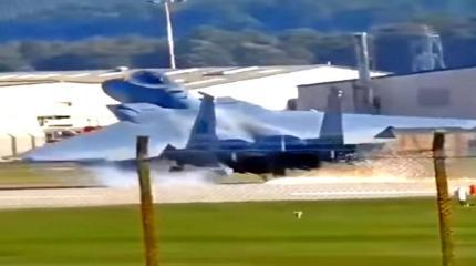 Опубликовано видео жесткой посадки американского F-15