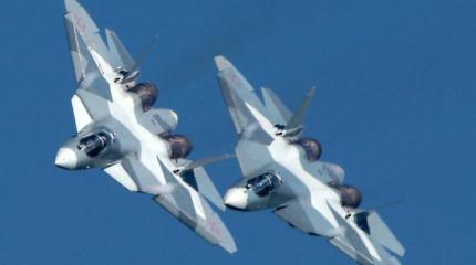 Боевой разворот истребителей пятого поколения Су-57 сняли с беспилотника