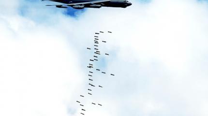 Появилось видео удара бомбардировщика B-52 по Сирии Появилось видео удара бомбардировщика B-52 по Сирии