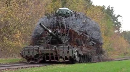 Замечены российские танки с невероятной "дикообразной" защитой от дронов