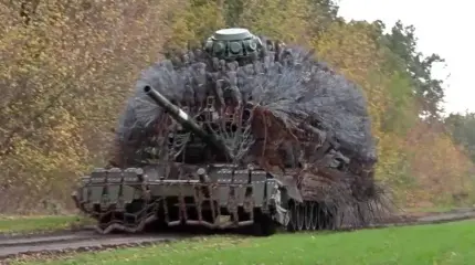 Замечены российские танки с невероятной "дикообразной" защитой от дронов