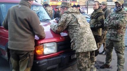 В центре Чернигова полиция задержала пьяных солдат ВСУ В центре Чернигова полиция задержала пьяных солдат ВСУ