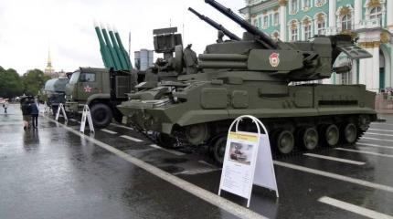 Выставка военной техники на Дворцовой площади – фоторепортаж Выставка военной техники на Дворцовой площади – фоторепортаж