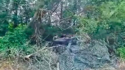 Дроны "КВН" загнали Т-64 ВСУ в лес и лишили башни Дроны "КВН" загнали Т-64 ВСУ в лес и лишили башни