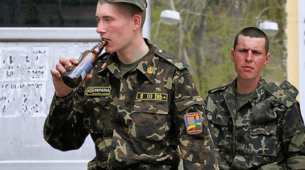 Для украинских солдат-пьяниц и наркоманов в зоне АТО вырыли вытрезвительные ямы Для украинских солдат-пьяниц и наркоманов в зоне АТО вырыли вытрезвительные ямы