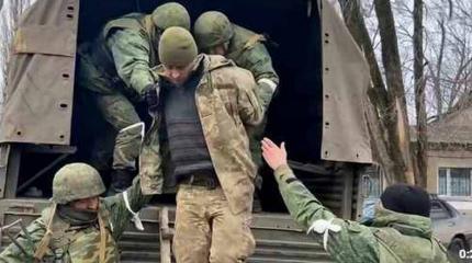 Украинские военные начали сдаваться в плен по два раза