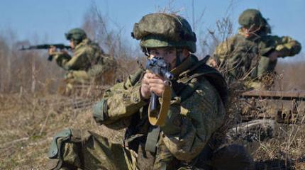 400 «вежливых красавцев» опустились с неба на приграничный Джанкой 400 «вежливых красавцев» опустились с неба на приграничный Джанкой