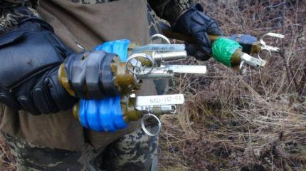 Украинские военные устанавливают запрещенные "растяжки" вблизи Мариуполя Украинские военные устанавливают запрещенные "растяжки" вблизи Мариуполя