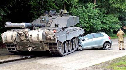 В Германии танк раздавил автомобиль с 18-летней девушкой за рулем В Германии танк раздавил автомобиль с 18-летней девушкой за рулем