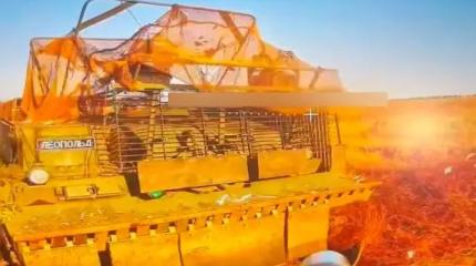 Уничтожена бронемашина "Леопольд" на шасси Leopard с замком на решетках
