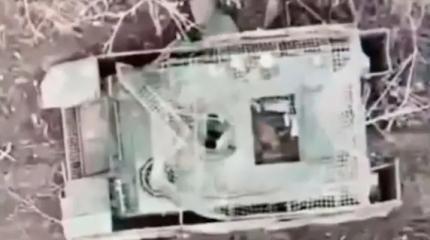 Набитый боеприпасами американский БТР М113 разнесло на мелкие части Набитый боеприпасами американский БТР М113 разнесло на мелкие части