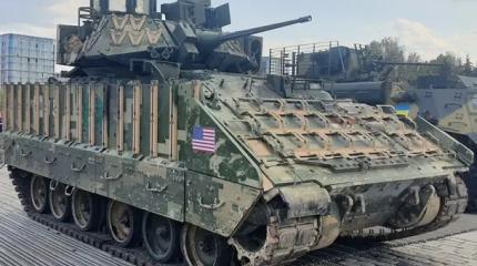 Взрыв находящихся внутри M2A2 Bradley ракет TOW превращает БМП в металлолом Взрыв находящихся внутри M2A2 Bradley ракет TOW превращает БМП в металлолом