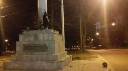 Стелу с украинским флагом взорвали в Харькове, не спали и в Мариуполе Стелу с украинским флагом взорвали в Харькове, не спали и в Мариуполе