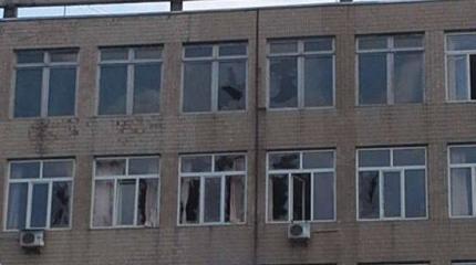 Открытие нового учебного года в Донецке: украинский снаряд угодил в школу, двое погибших Открытие нового учебного года в Донецке: украинский снаряд угодил в школу, двое погибших
