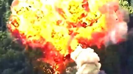 Мощный взрыв, высоко подбросивший башню Т-72 ВСУ, показали на видео Мощный взрыв, высоко подбросивший башню Т-72 ВСУ, показали на видео