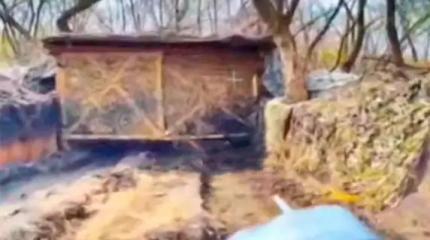 Российский дрон смог "поднырнуть", чтобы поразить спрятанную британскую САУ Российский дрон смог "поднырнуть", чтобы поразить спрятанную британскую САУ