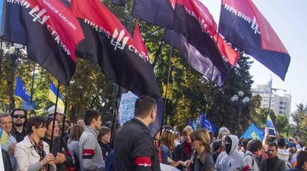 «Правый сектор» начинает штурмовать администрацию Порошенко «Правый сектор» начинает штурмовать администрацию Порошенко
