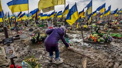 Флаг над свалкой. Так выглядят сегодня многие украинские военные кладбища