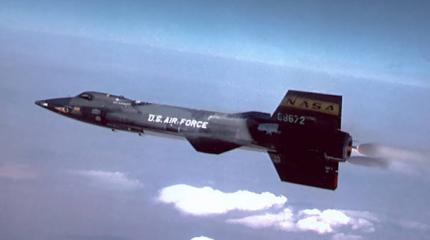 Первый пилотируемый гиперзвуковой летательный аппарат North American X-15, совершавший суборбитальные космические полеты