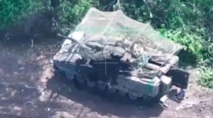 Дроны заминировали дорогу, после чего на ней подорвалась шведская БМП CV-90 Дроны заминировали дорогу, после чего на ней подорвалась шведская БМП CV-90