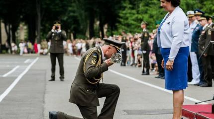 Украинский офицер Драпатый встал на колени перед послом Великобритании