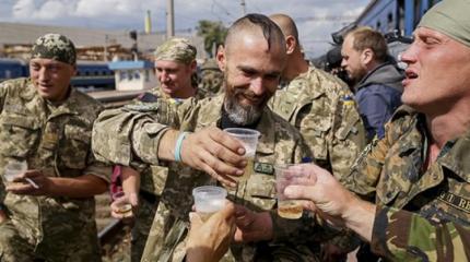 Алкоголь- единственное спасение от сраха в рядах ВСУ