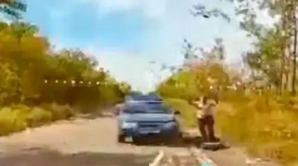 Российский оператор FPV-дрона не стал атаковать гражданский автомобиль Российский оператор FPV-дрона не стал атаковать гражданский автомобиль