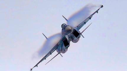 Потрясающие маневры: На ВЭФ-2017 засняли показательные полеты Су-35С