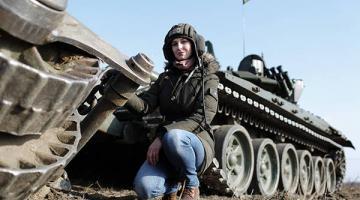 Что чувствует женщина, когда ведет танк по минному полю?