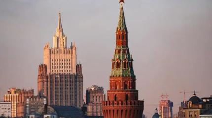 Какой длины в километрах «красные линии» Кремля?