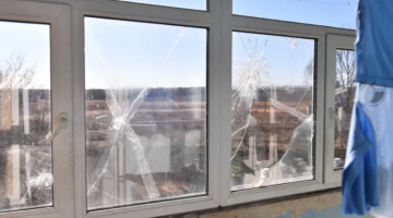 Суровая реальность из окон домов на передовой на Донбассе