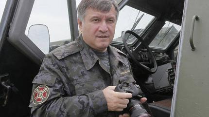 Аваков пообещал Нацгвардии "сверхактуальное и неожиданно резкое для врага" вооружение Аваков пообещал Нацгвардии "сверхактуальное и неожиданно резкое для врага" вооружение
