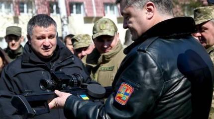 Порошенко приехал на встречу с Нацгвардией с квартирными ордерами Порошенко приехал на встречу с Нацгвардией с квартирными ордерами
