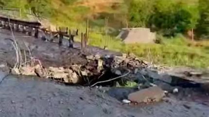 Бомба ФАБ-250 с УМПК проделала большую дыру в мосту, нарушив логистику ВСУ Бомба ФАБ-250 с УМПК проделала большую дыру в мосту, нарушив логистику ВСУ