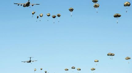 Американцы десантировались на учениях в Польше Американцы десантировались на учениях в Польше