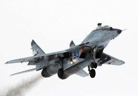Истребитель МиГ-29 упал в ста метрах от здания школы в Подмосковье