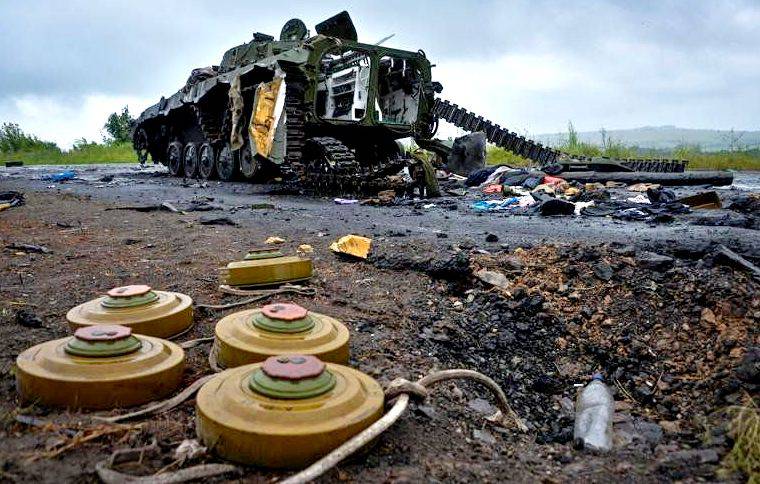 Вывозя раненых, украинские военные подорвались на собственной мине