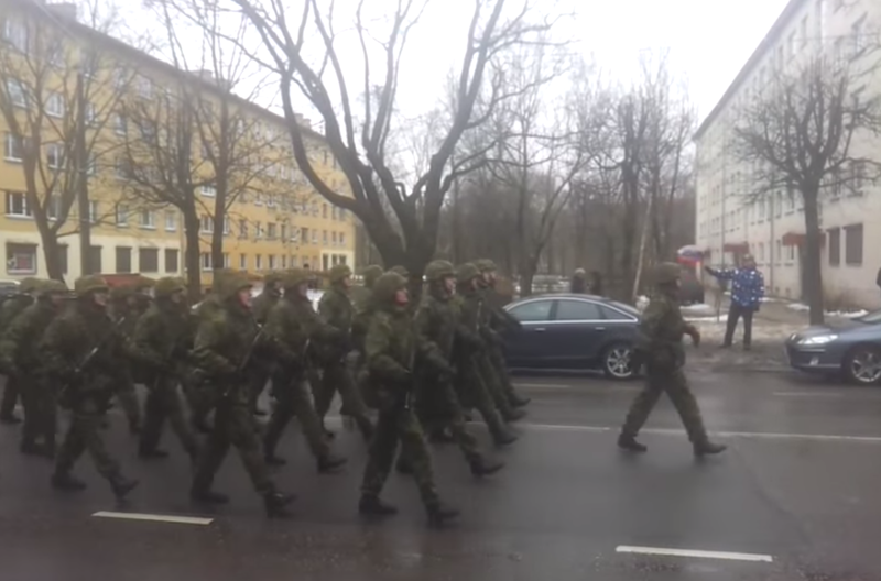 На параде в Нарве, парень троллит натовских военных