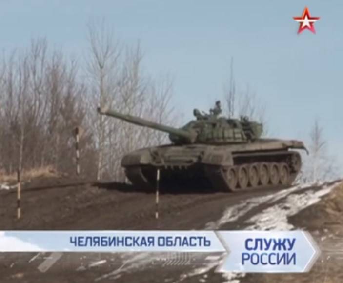 Военные перед танковым биатлоном отшлифовывают навыки прохождения препятствий
