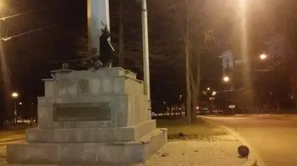 Стелу с украинским флагом взорвали в Харькове, не спали и в Мариуполе
