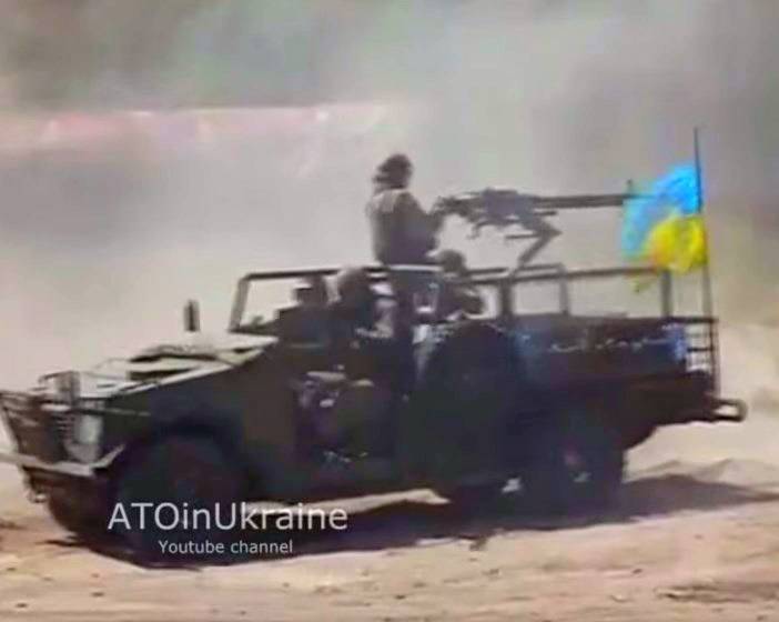 Украинский спецназ на «бандеромобиле» расстрелял флаг Украины