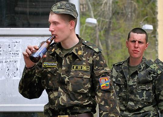 Пьяные украинские солдаты стреляют на пляжах